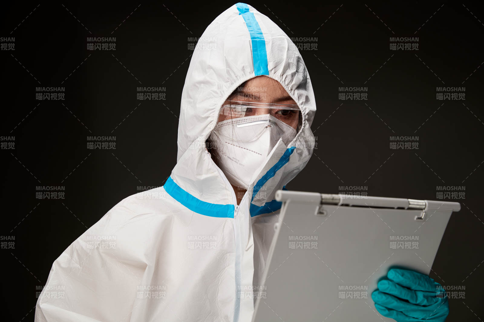 穿白色防護服佩戴護目鏡口罩的防疫人員