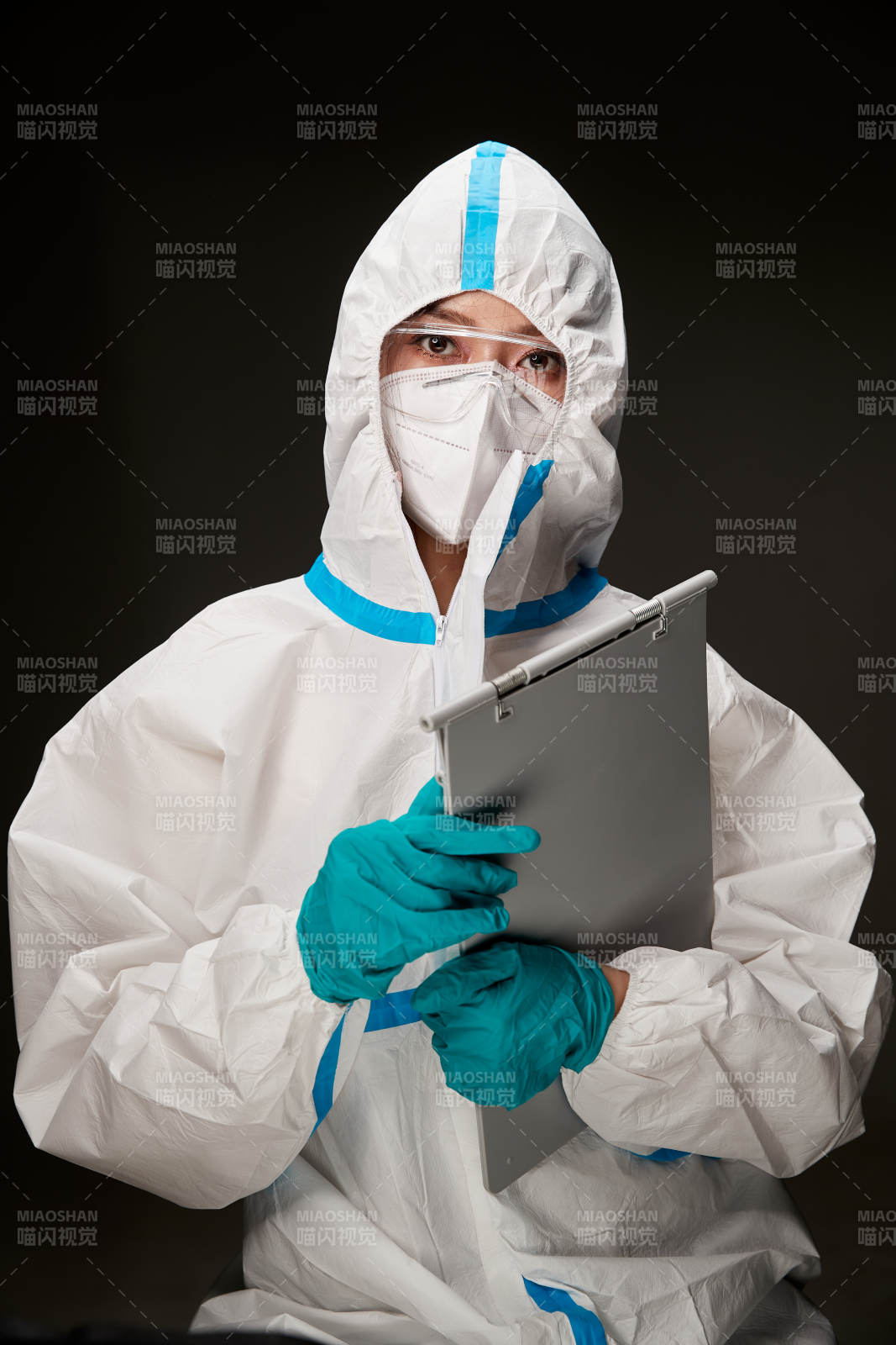 穿白色防護服佩戴護目鏡口罩的防疫人員