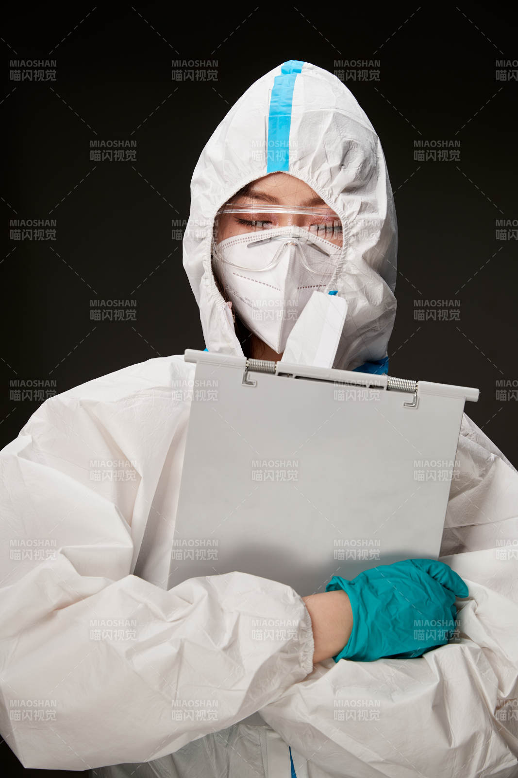 穿白色防護服佩戴護目鏡口罩的防疫人員