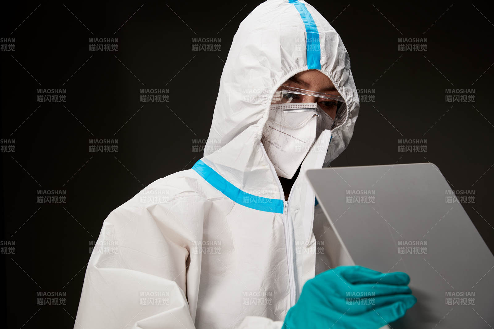 穿白色防護服佩戴護目鏡口罩的防疫人員