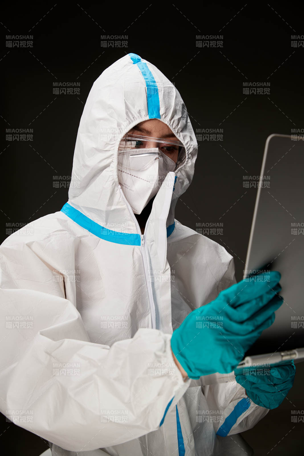 穿白色防護服佩戴護目鏡口罩的防疫人員