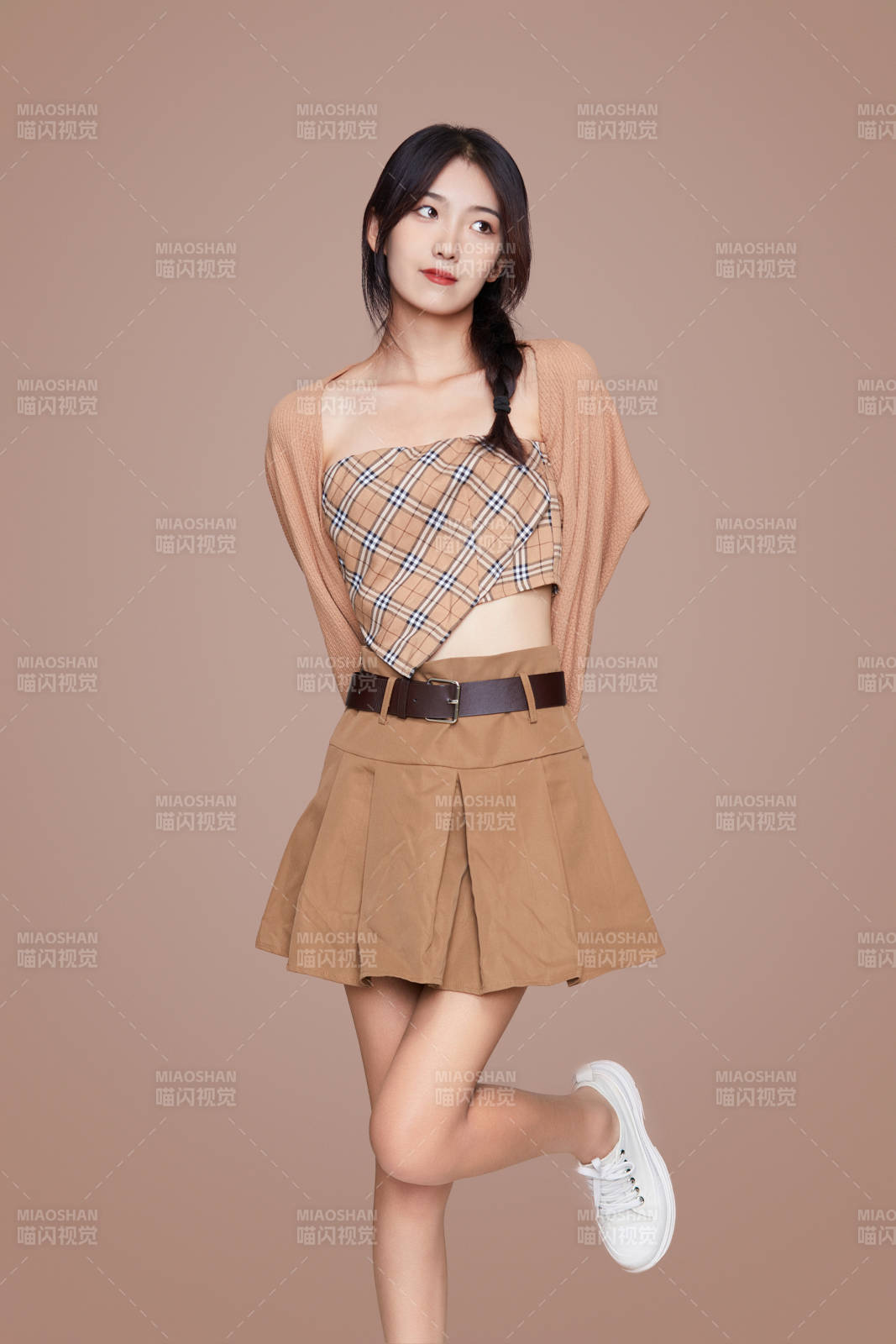 棚里身著時尚服飾的靚麗少女形象