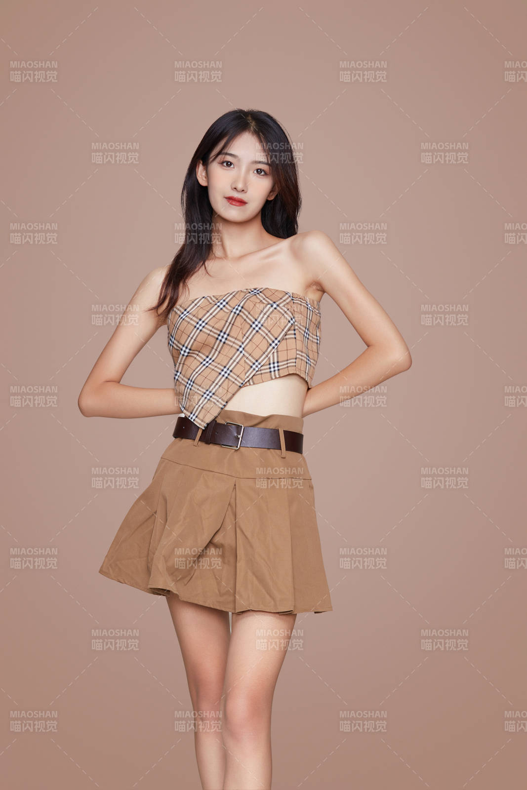 棚里身著時尚服飾的靚麗少女形象