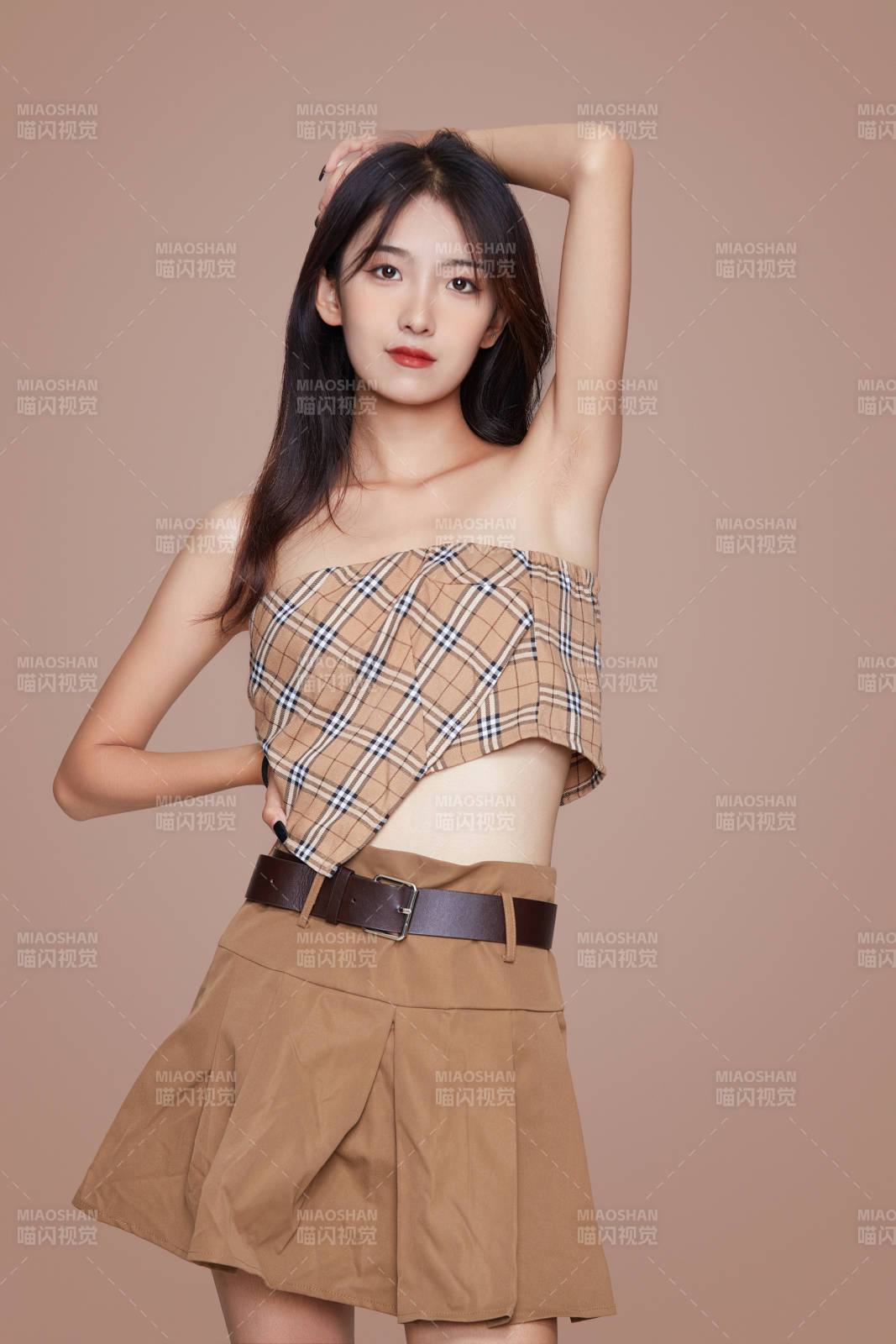 棚里身著時(shí)尚服飾的靚麗少女形象