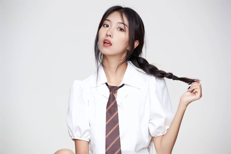 身穿高中制服的美丽少女