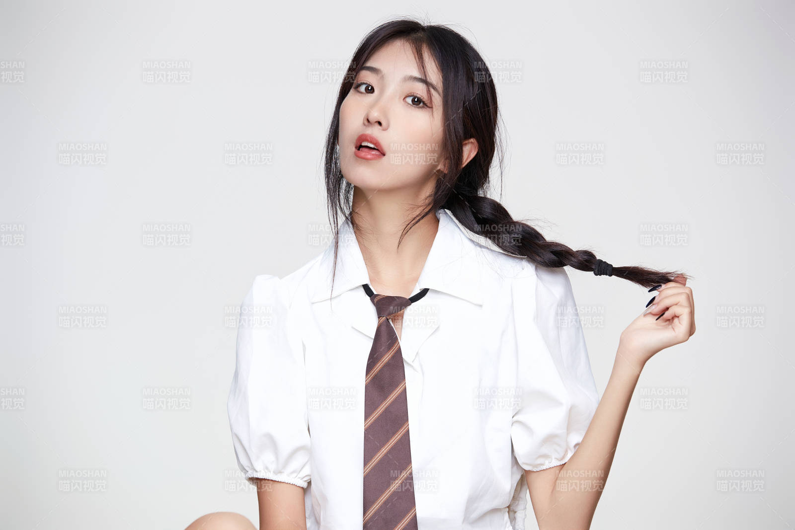 身穿高中制服的美麗少女