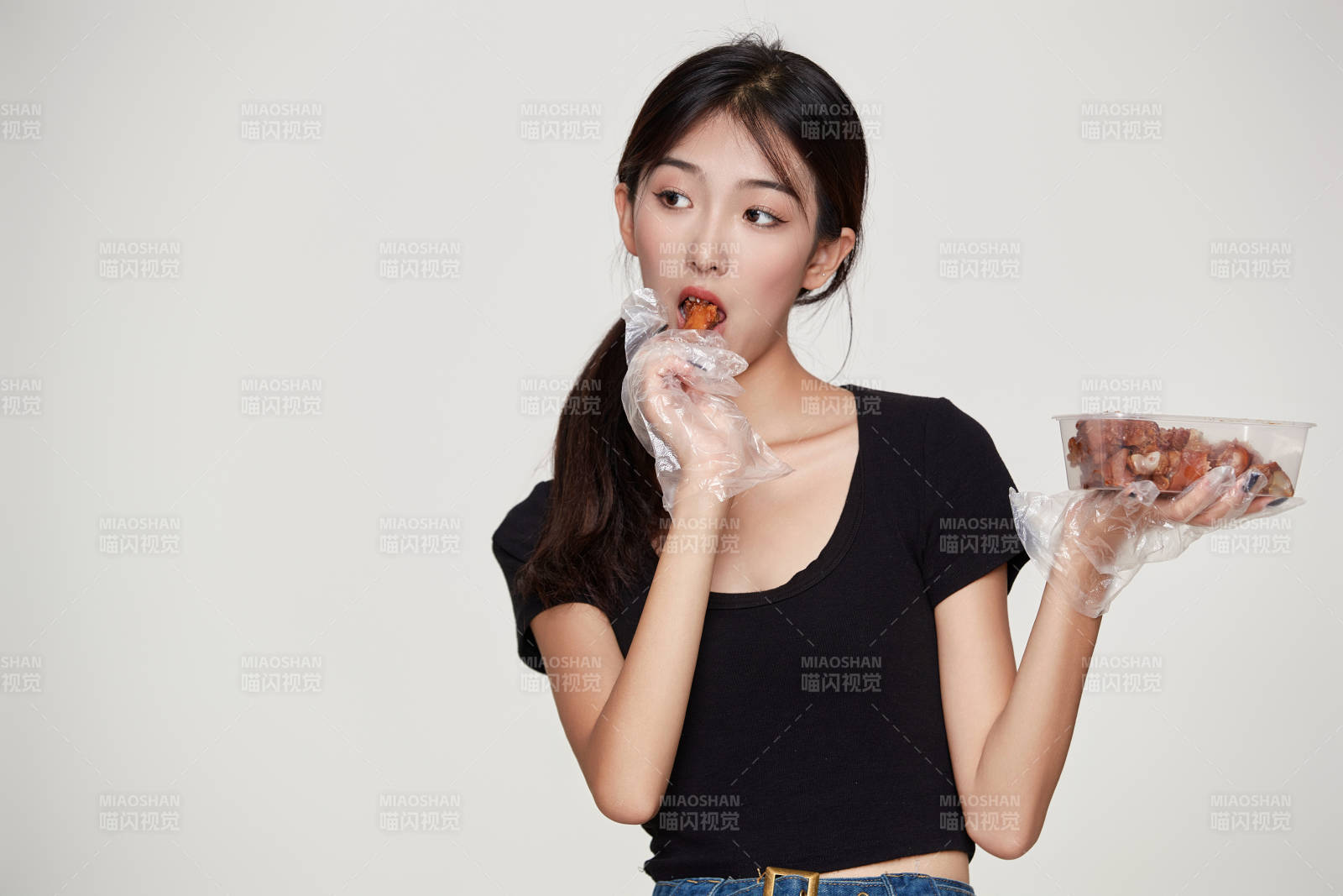 大吃特吃豬蹄塊的亞洲可愛少女人像