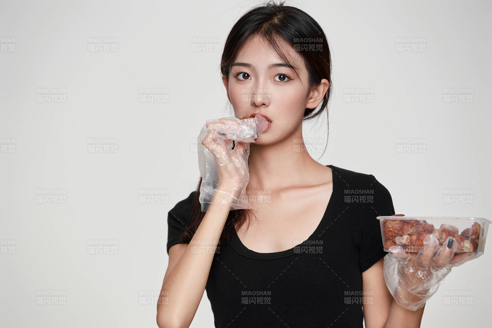 大吃特吃豬蹄塊的亞洲可愛少女人像