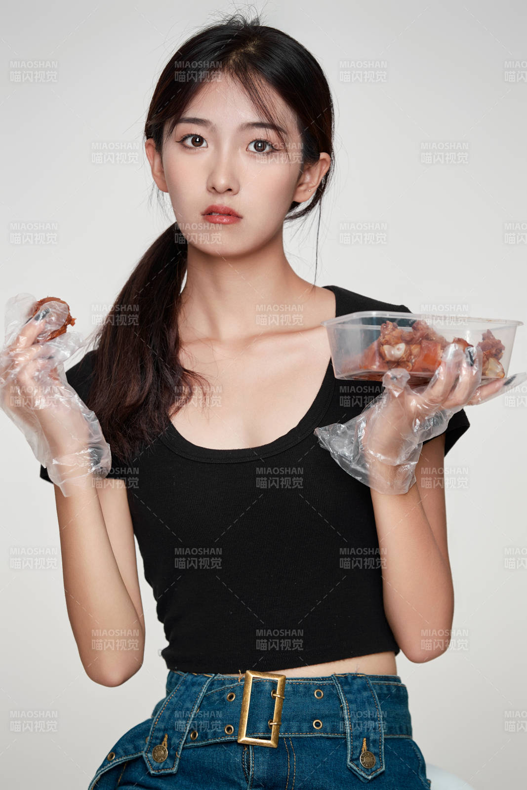 大吃特吃豬蹄塊的亞洲可愛少女人像