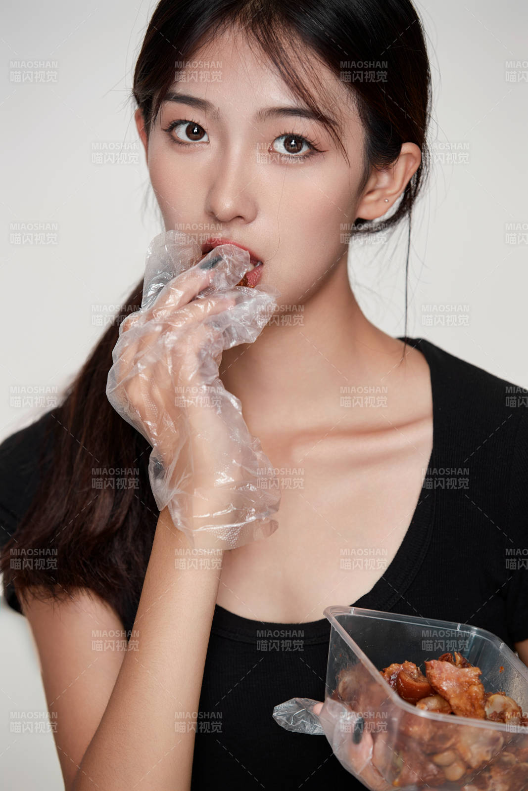 大吃特吃豬蹄塊的亞洲可愛少女人像