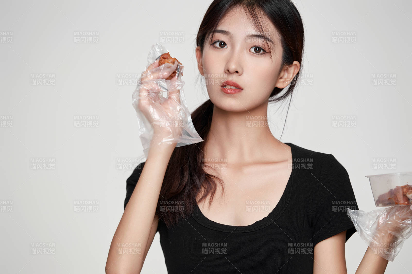 大吃特吃豬蹄塊的亞洲可愛少女人像