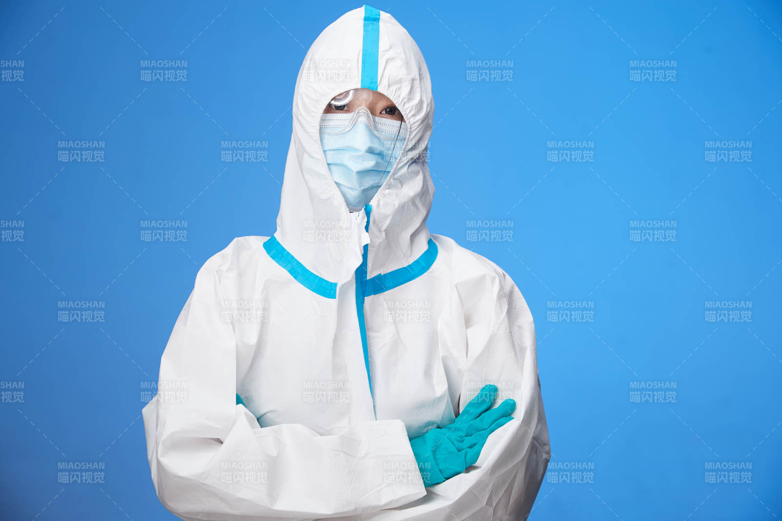 穿白色防護服佩戴護目鏡口罩的防疫人員