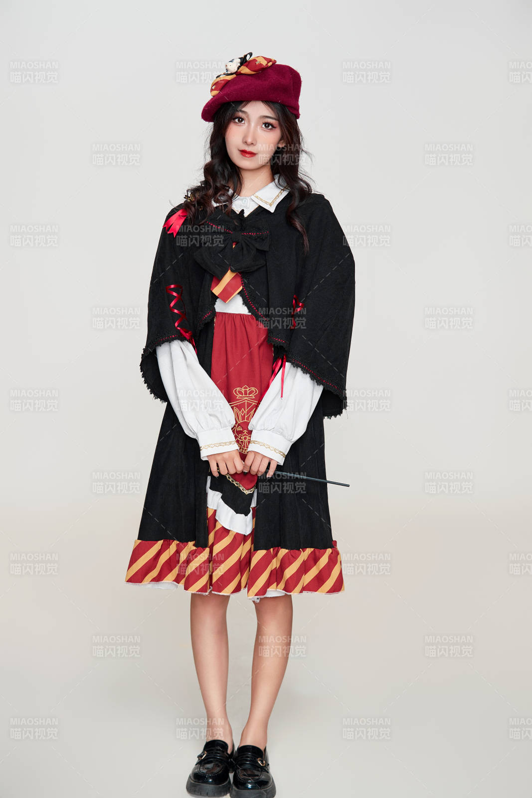 角色扮演霍格沃茲魔法學院學生的少女