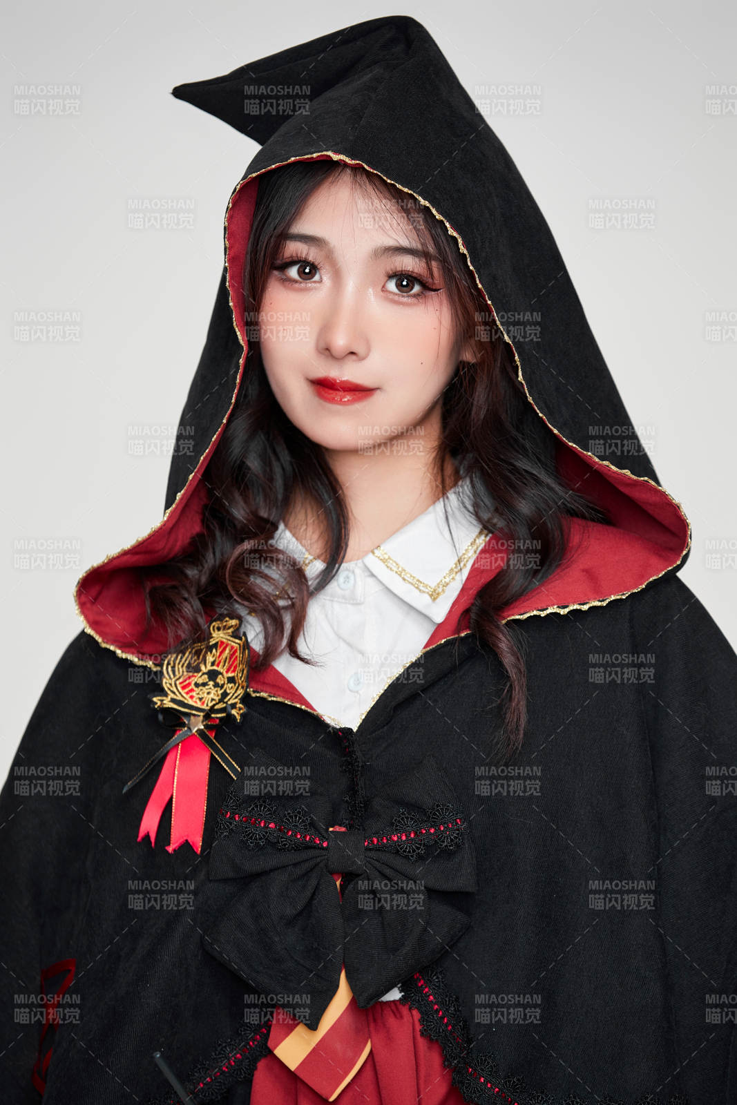 角色扮演霍格沃茲魔法學院學生的少女