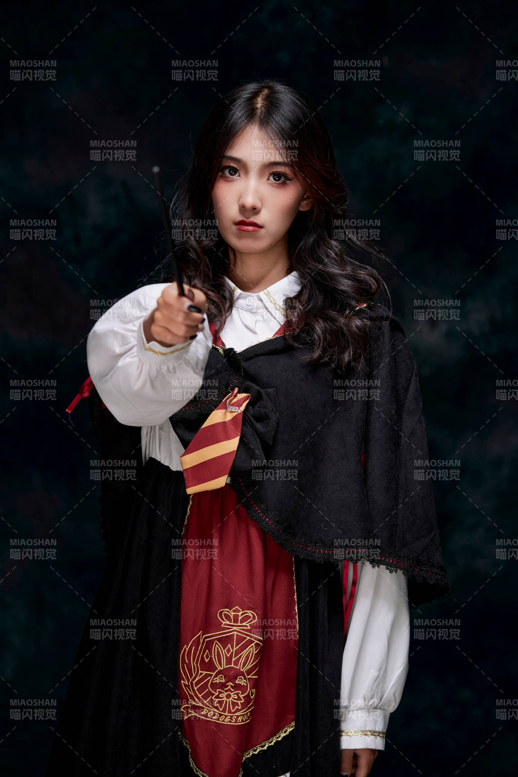 角色扮演霍格沃茲魔法學院學生的少女