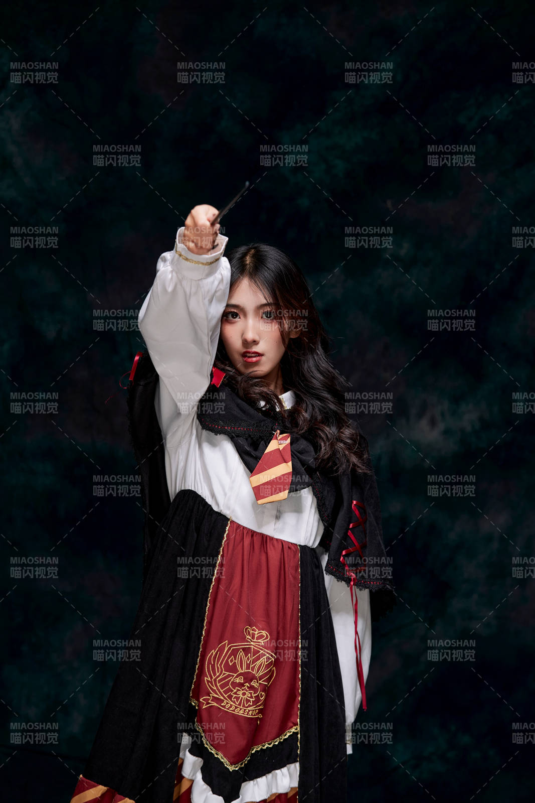 角色扮演霍格沃茲魔法學院學生的少女