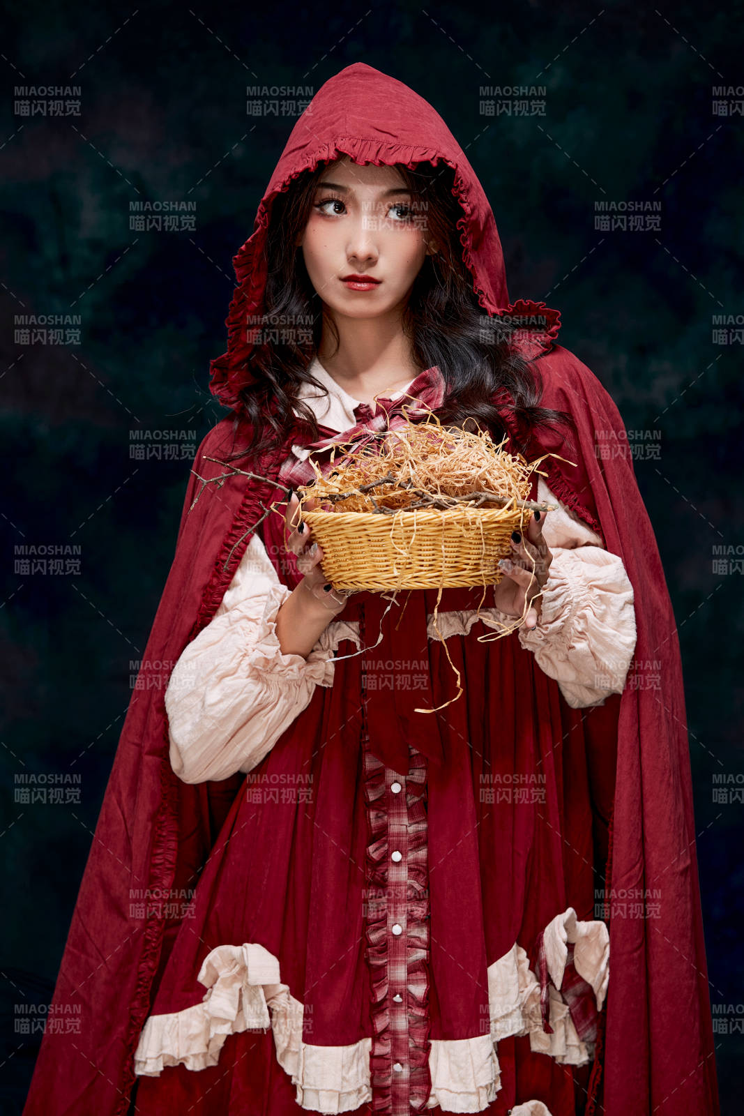 影棚內角色扮演童話人物小紅帽的少女