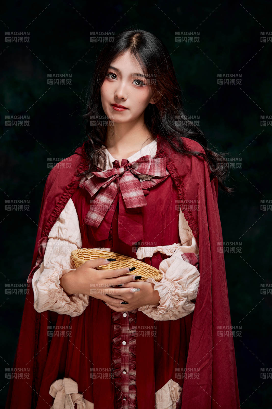 影棚內(nèi)角色扮演童話人物小紅帽的少女