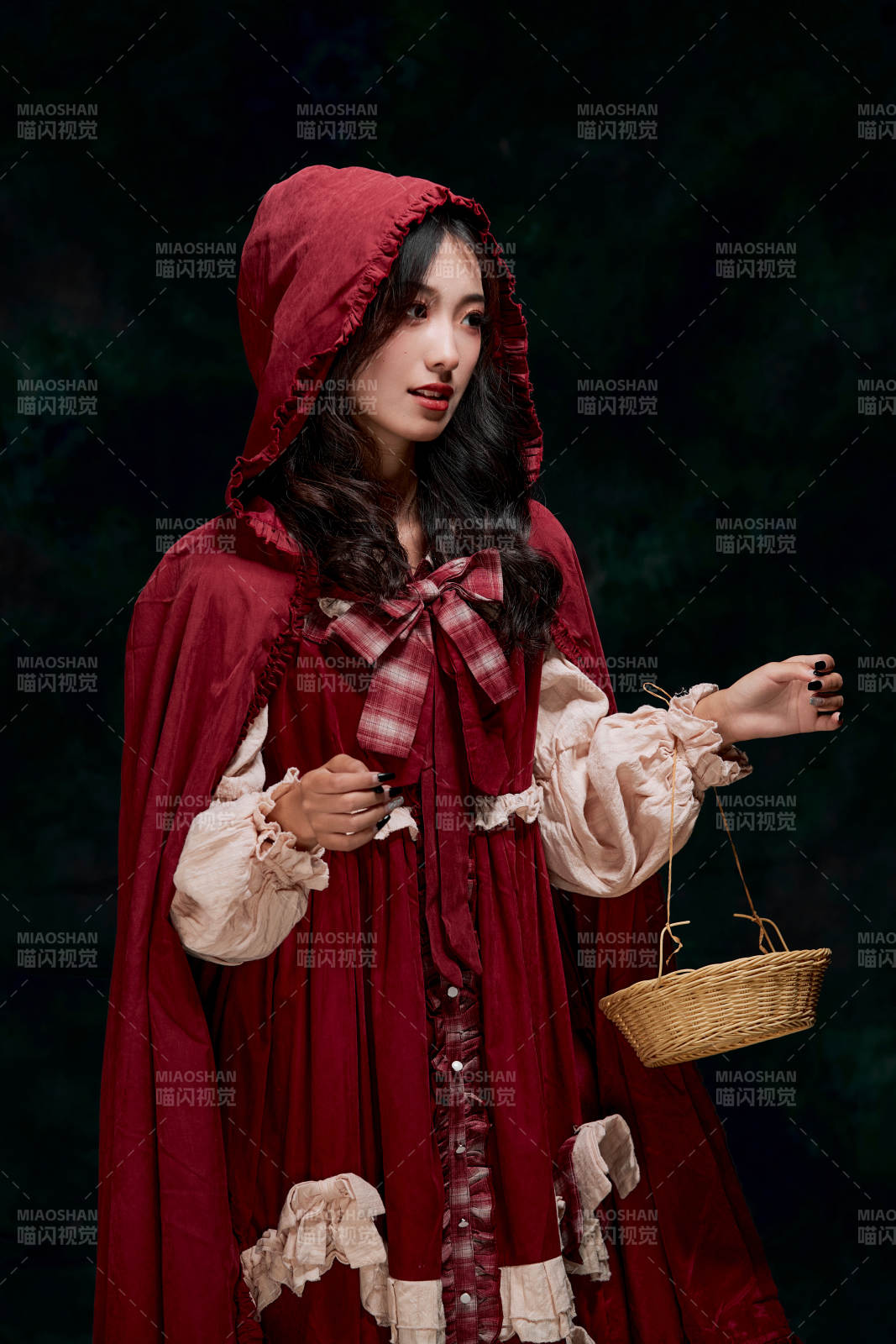 影棚內角色扮演童話人物小紅帽的少女