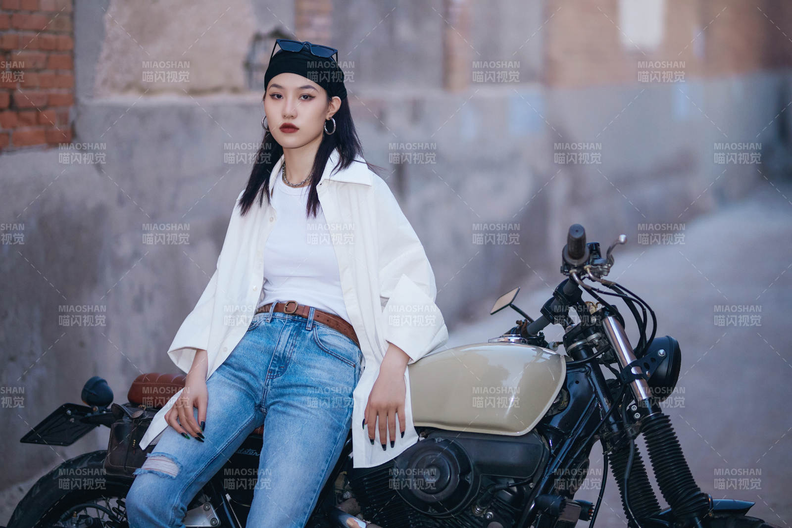 騎在復(fù)古摩托車上的時(shí)尚亞洲少女