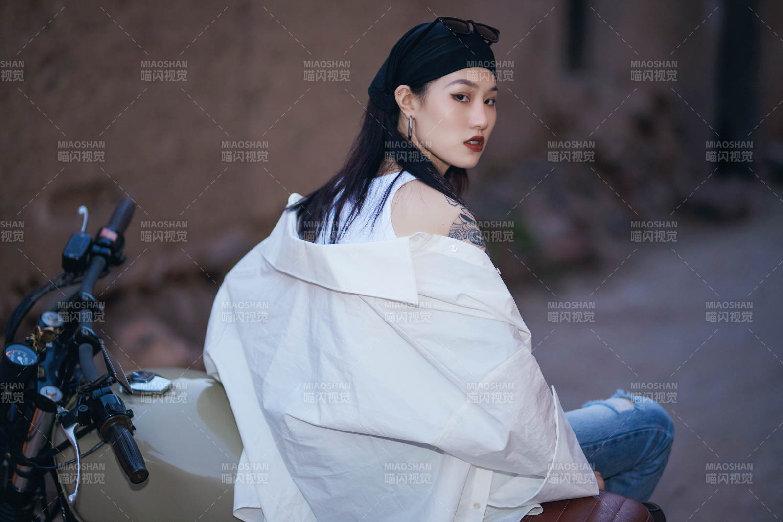 骑在复古摩托车上的时尚亚洲少女