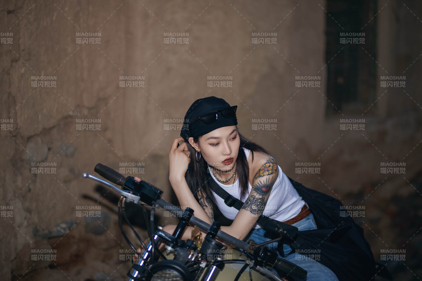 骑在复古摩托车上的时尚亚洲少女