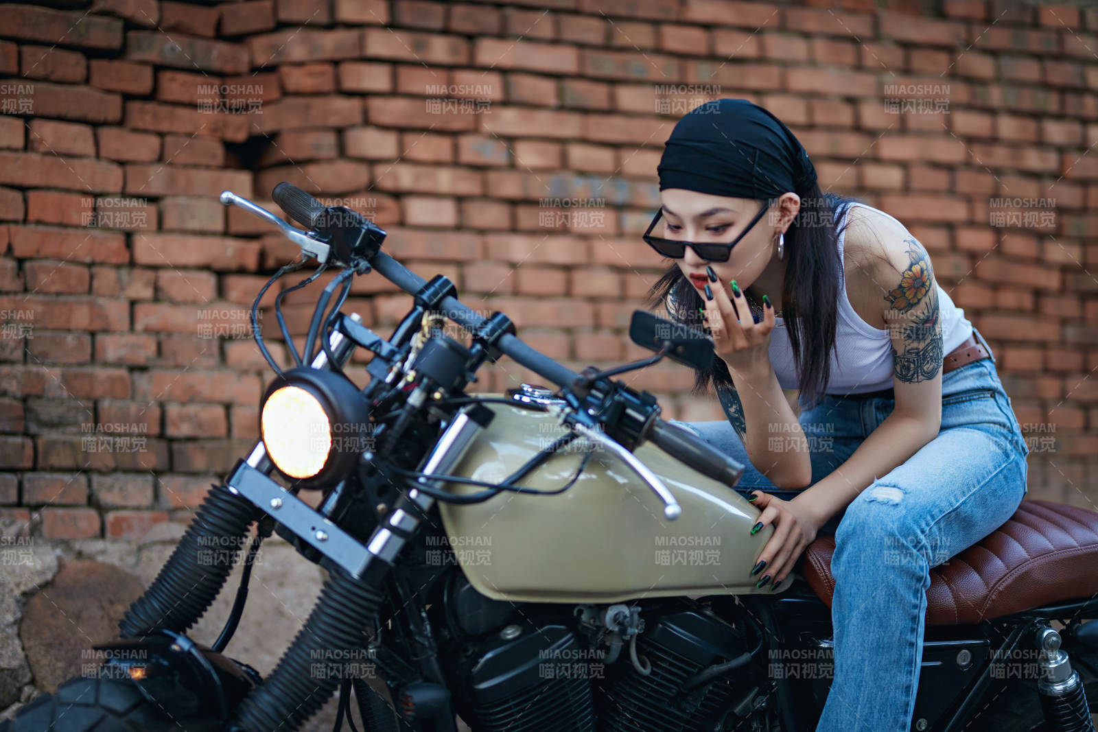 骑在复古摩托车上的时尚亚洲少女
