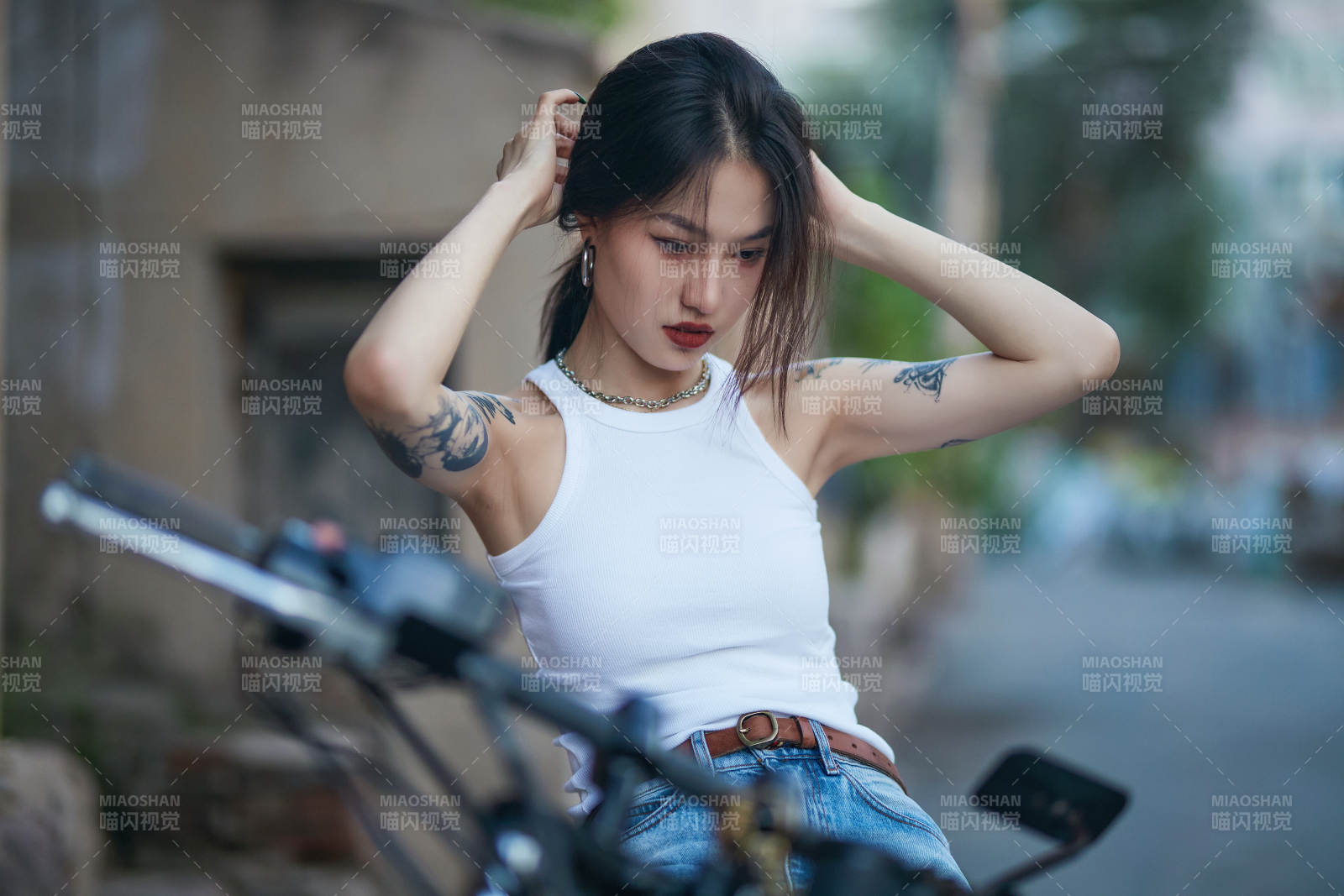 騎在復古摩托車上的時尚亞洲少女