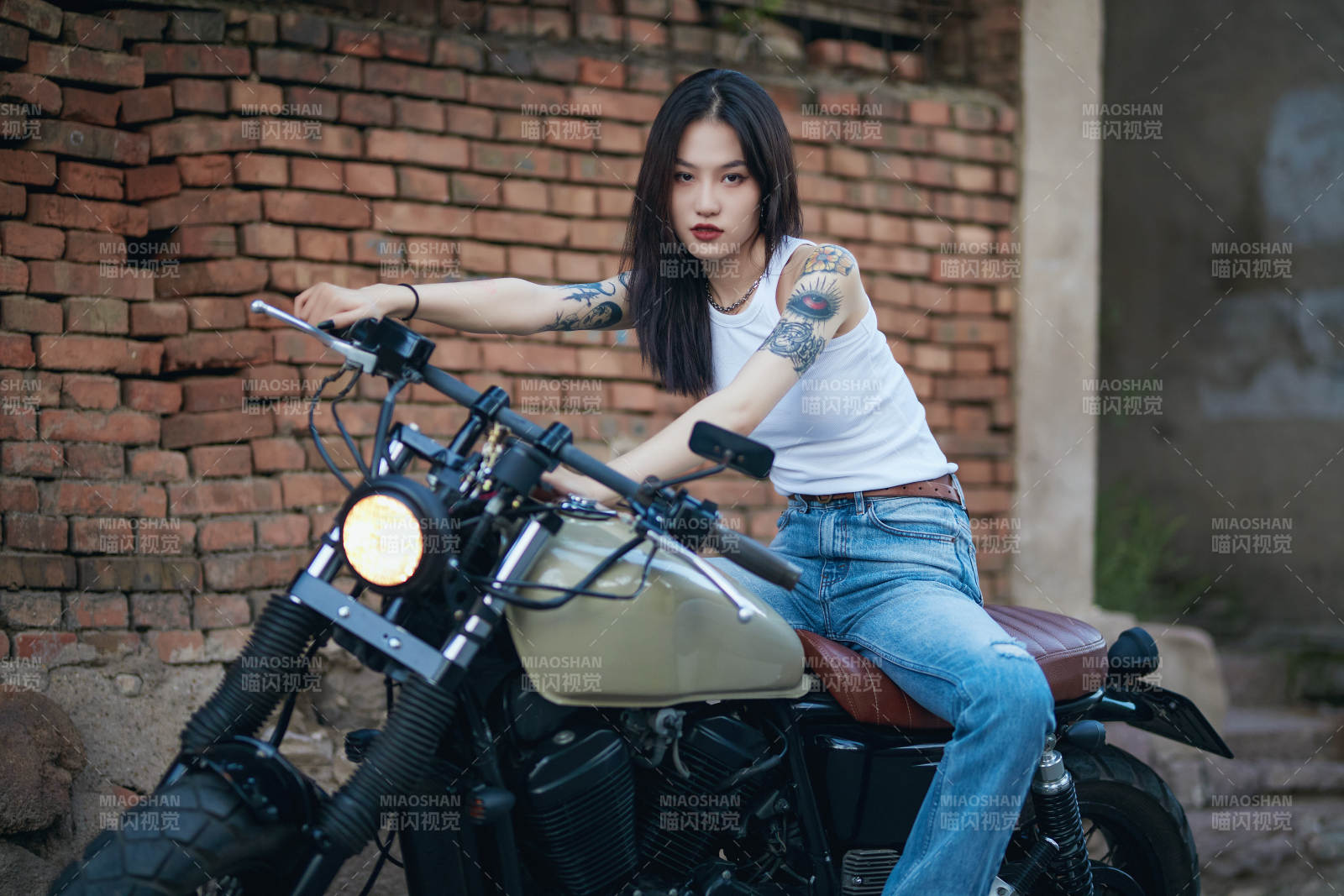 骑在复古摩托车上的时尚亚洲少女