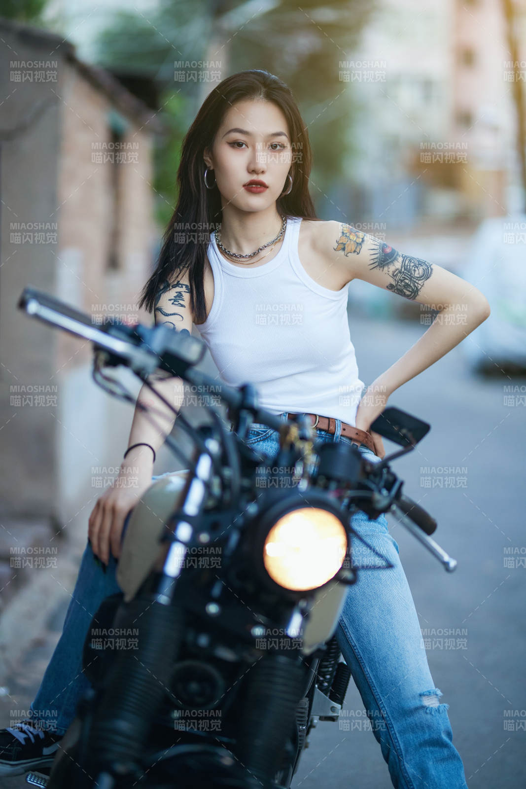 騎在復古摩托車上的時尚亞洲少女