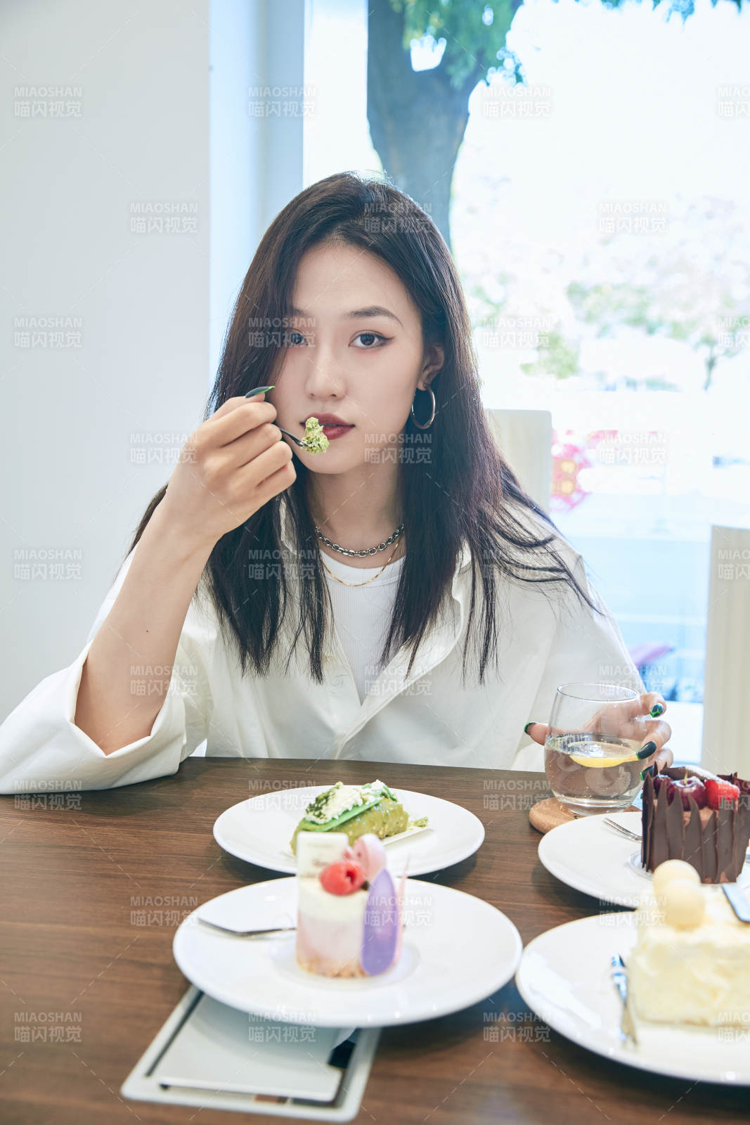 在烘焙店吃蛋糕喝飲料的可愛亞洲少女