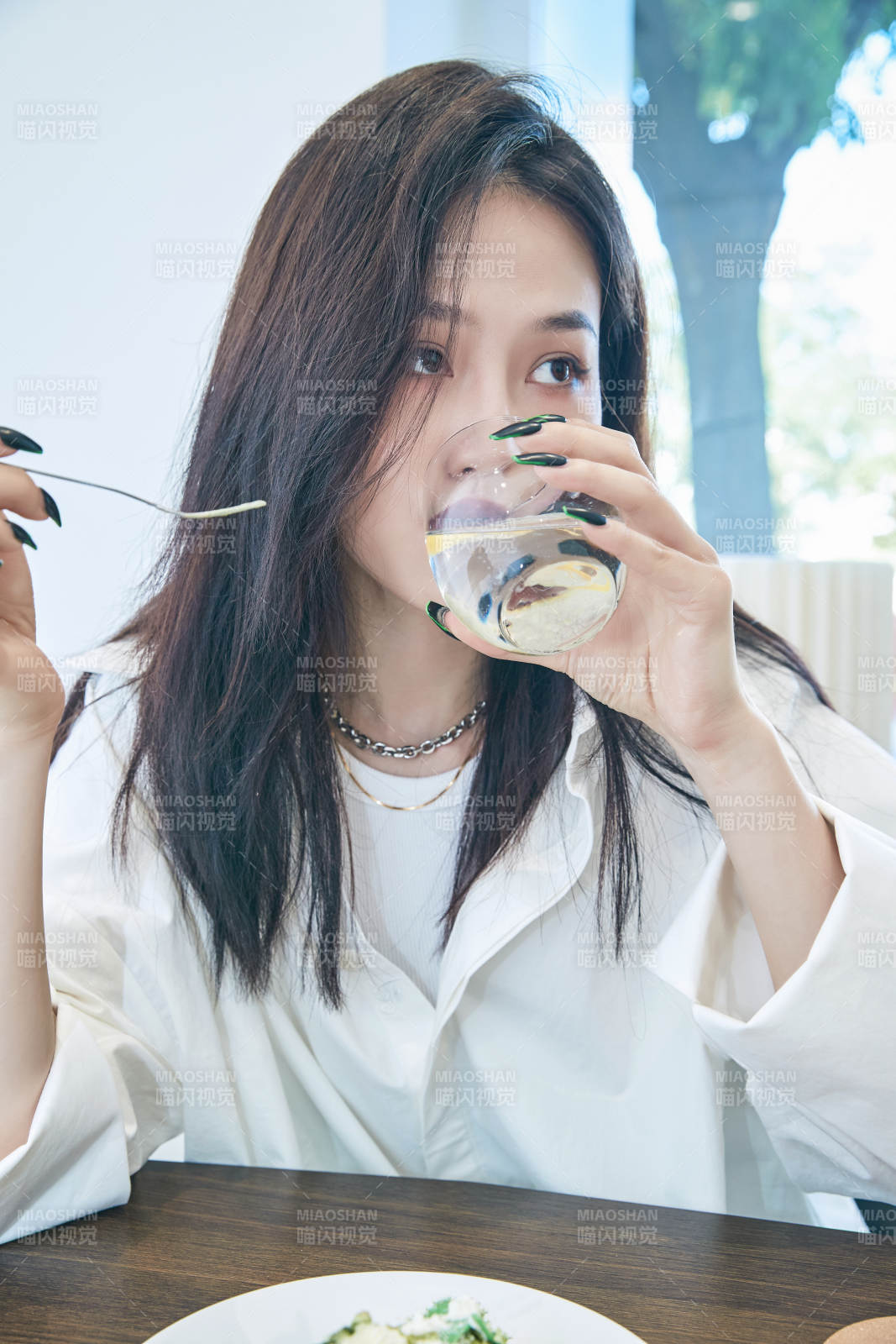 在烘焙店吃蛋糕喝飲料的可愛亞洲少女