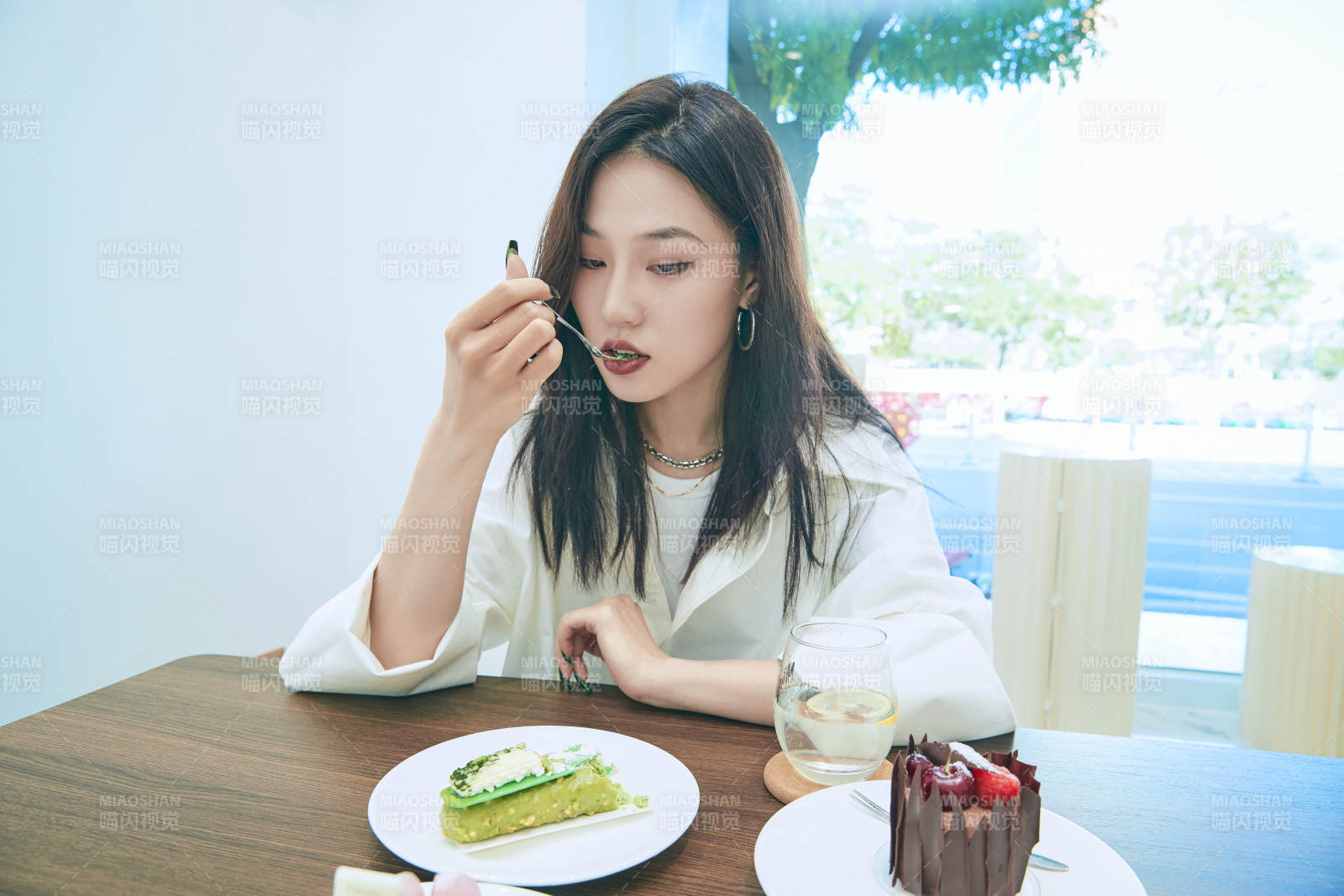 在烘焙店吃蛋糕喝飲料的可愛亞洲少女