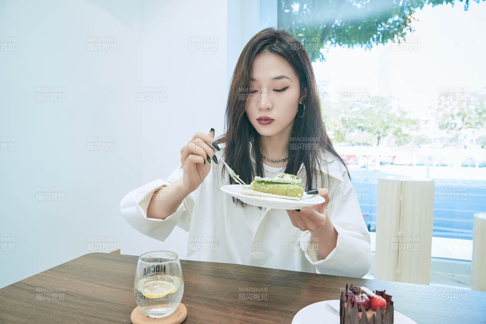 在烘焙店吃蛋糕喝飲料的可愛亞洲少女