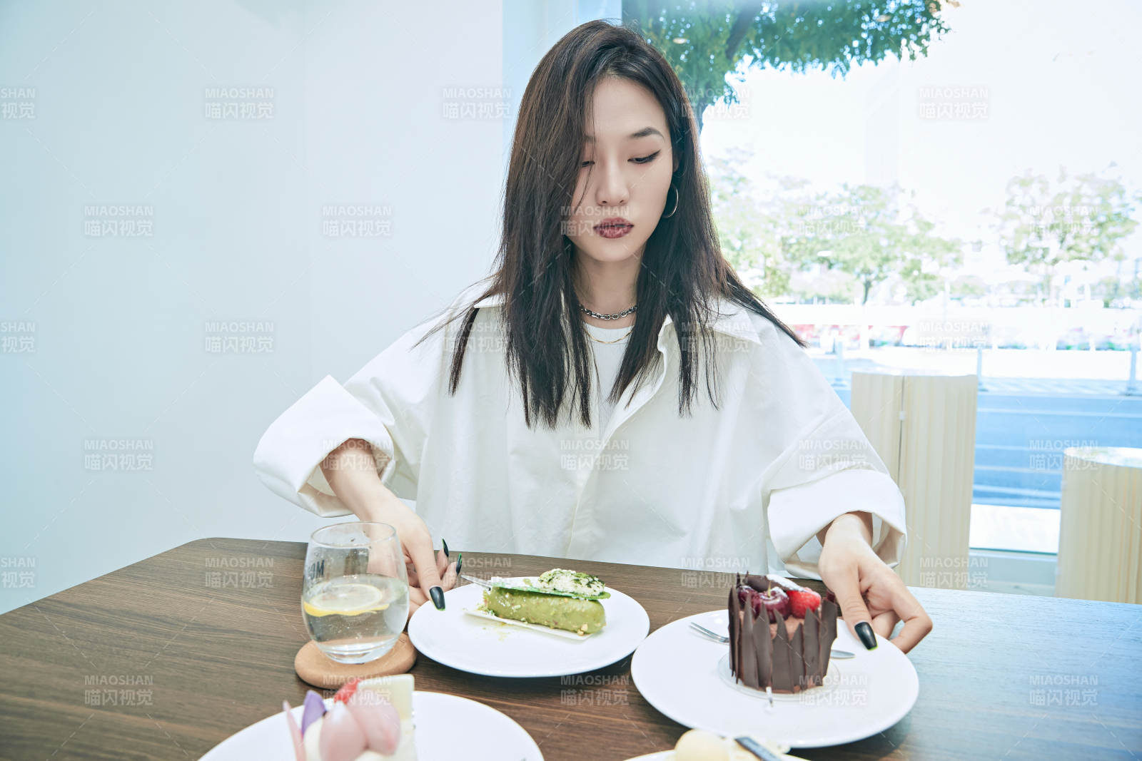 在烘焙店吃蛋糕喝飲料的可愛亞洲少女