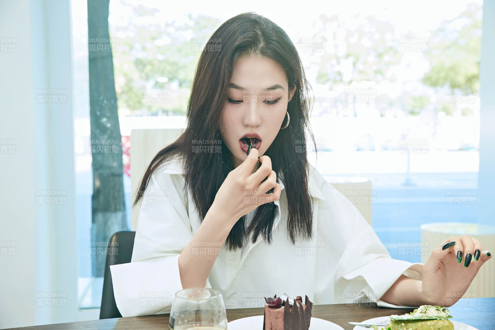 在烘焙店吃蛋糕喝飲料的可愛亞洲少女