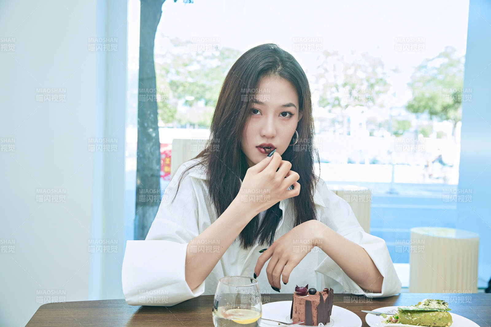 在烘焙店吃蛋糕喝飲料的可愛亞洲少女