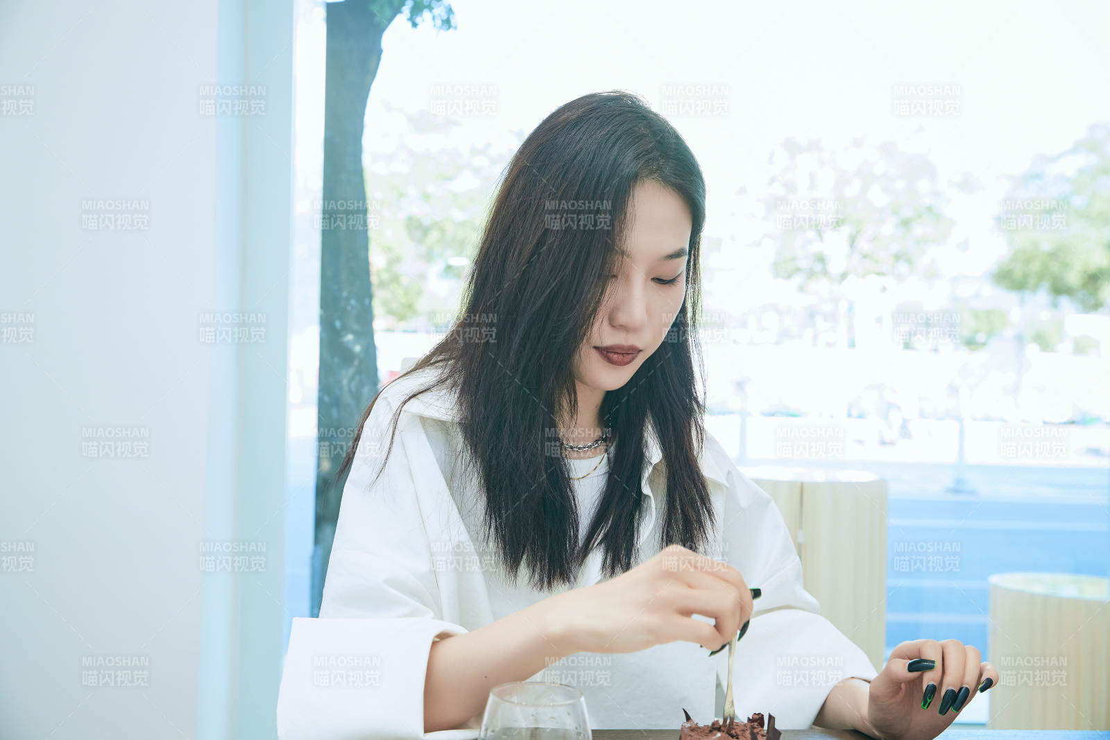 在烘焙店吃蛋糕喝飲料的可愛亞洲少女