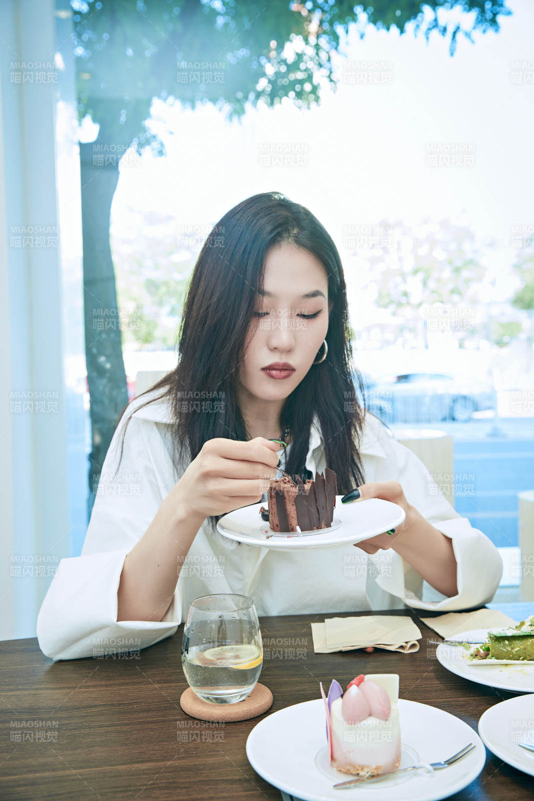 在烘焙店吃蛋糕喝飲料的可愛亞洲少女