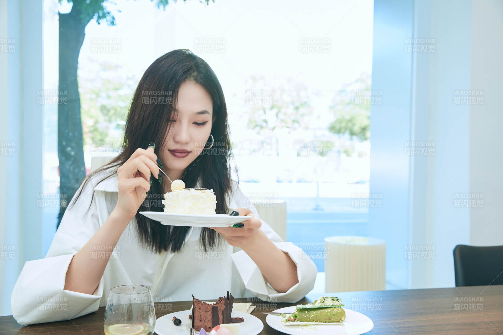 在烘焙店吃蛋糕喝飲料的可愛亞洲少女