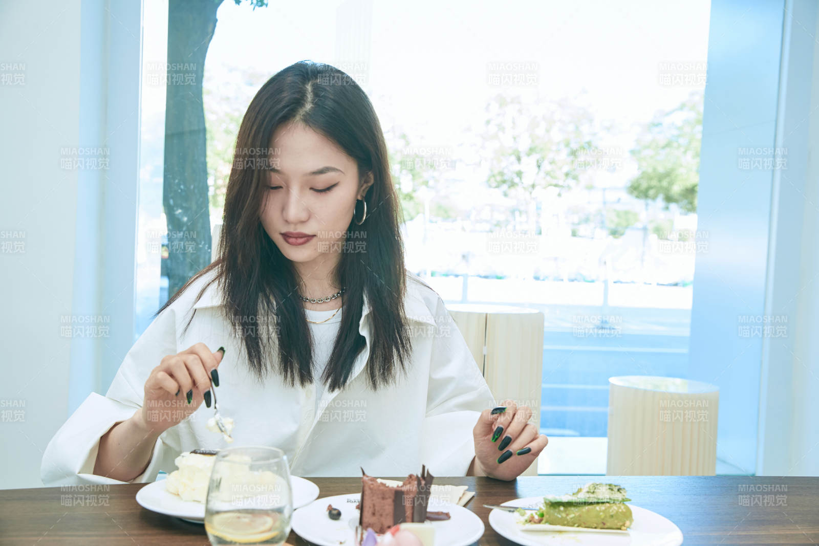 在烘焙店吃蛋糕喝飲料的可愛亞洲少女