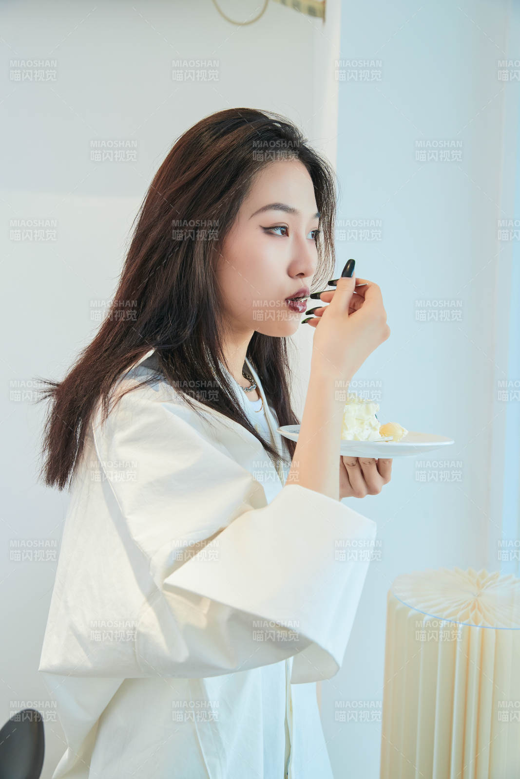 在烘焙店吃蛋糕喝飲料的可愛亞洲少女