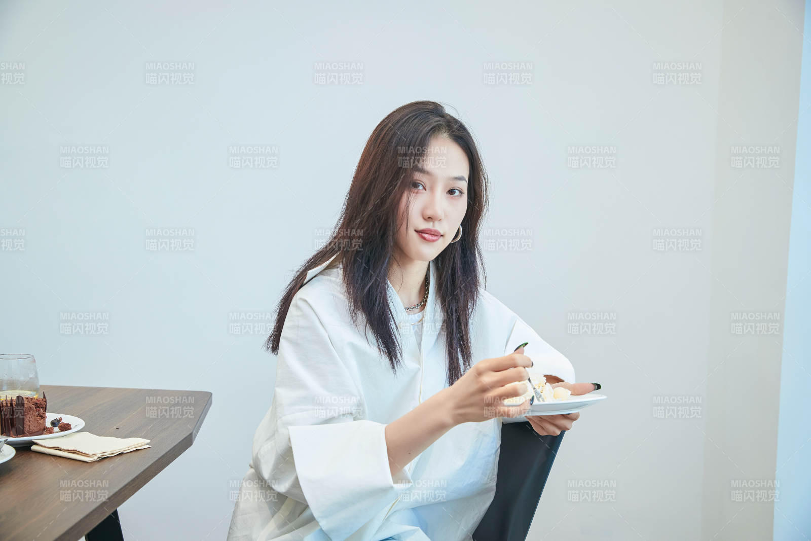 在烘焙店吃蛋糕喝飲料的可愛亞洲少女