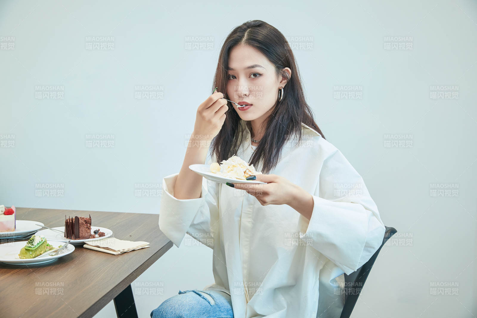 在烘焙店吃蛋糕喝飲料的可愛亞洲少女