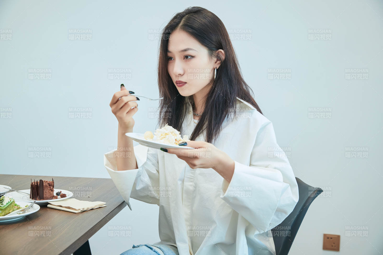 在烘焙店吃蛋糕喝飲料的可愛亞洲少女