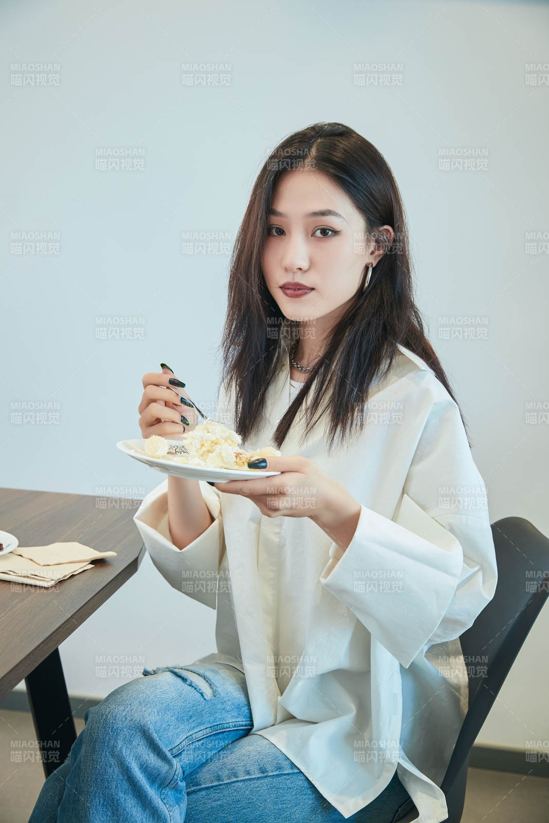 在烘焙店吃蛋糕喝飲料的可愛亞洲少女