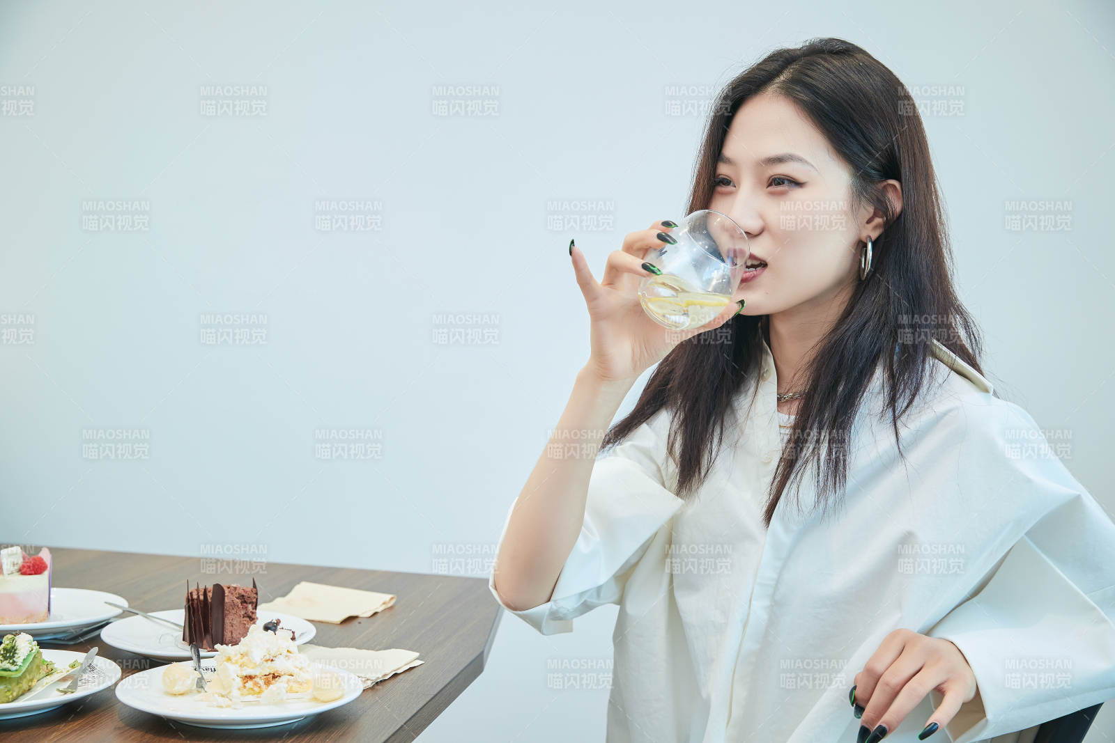 在烘焙店吃蛋糕喝飲料的可愛亞洲少女