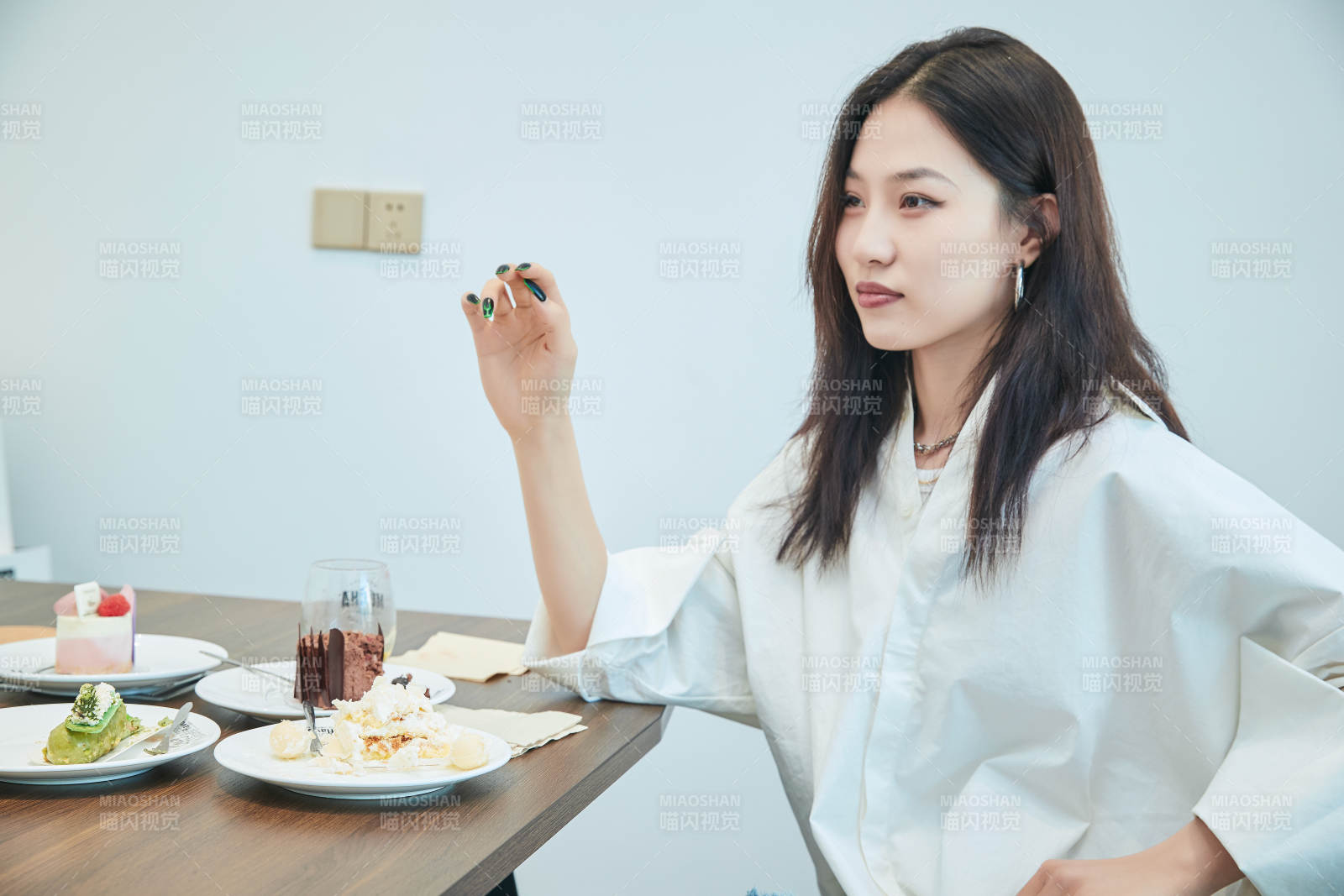 在烘焙店吃蛋糕喝飲料的可愛亞洲少女