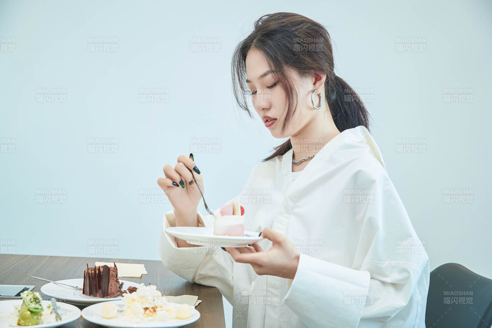 在烘焙店吃蛋糕喝飲料的可愛亞洲少女