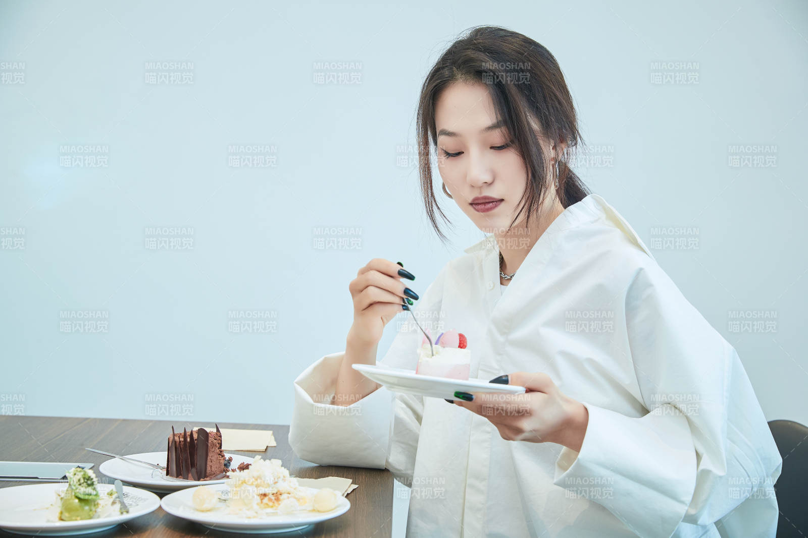 在烘焙店吃蛋糕喝飲料的可愛亞洲少女